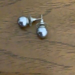 🦋 Faux gray pearl stud earrings, 11mm.